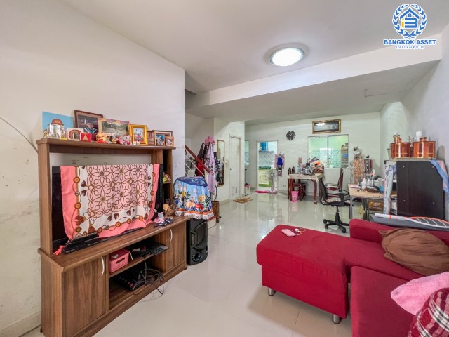 *****ทาวน์เฮ้าส์มือสองย่านนนทบุรี ม.พฤกษาวิลล์33 ปิ่นเกล้า-วงแหวน2 บนเนื้อที่ 19.5 ตร.ว. ฟังก์ชัน 3 ห้องนอน 2 ห้องน้ำ 1 ที่จอดรถ บ้านพร้อมอยู่ ต่อเติมครัว และโรงรถ ทำเลดีเดินทางได้หลายเส้นทาง ใกล้รถไฟฟ้าสายสีม่วง "สถานีตลาดบางใหญ่" และทางด่วน "ศรีรัช"